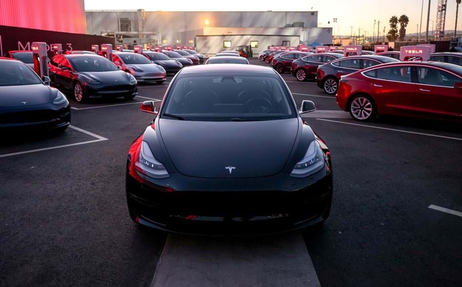 O Model 3 é a grande aposta da Tesla para massificar a sua influência, graças ao preço de 35 mil dólares, considerado competitivo para a qualidade do carro. Já é possível encomendar mas será preciso esperar um ano para o receber.