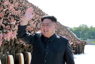 Kim Jong-un. O líder norte-coreano justifica os testes nucleares como um exercício de autodefesa e culpa os Estados Unidos e as suas “intenções hostis” por toda a situação. Diz que Washington vai receber “mais presentes”, eufemismo para testes nucleares.