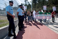 No exterior, o CESP - Sindicato dos Trabalhadores do Comércio, Escritórios e Serviços de Portugal realizou um pequeno mas ruidoso protesto contra os cortes nas horas extra e a “desregulação dos horários”.