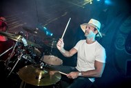 João Vieira de Almeida é o baterista do agrupamento da Vieira de Almeida & Associados, A Bandalhoca. 