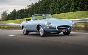 O novo Jaguar E-Type Zero em movimento