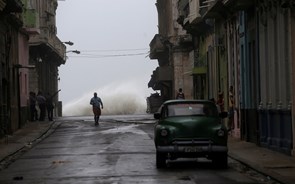 Furacão Irma reduzido a categoria 1 à aproximação de Tampa, Flórida