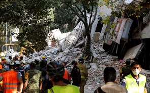 Embaixada sem notícia de vítimas portuguesas no sismo no México. Mortes subiram para 139