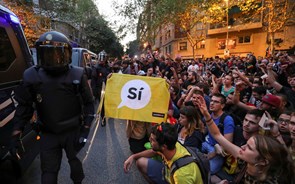 Catalunha: Polícia recebe instruções para selar locais de voto  