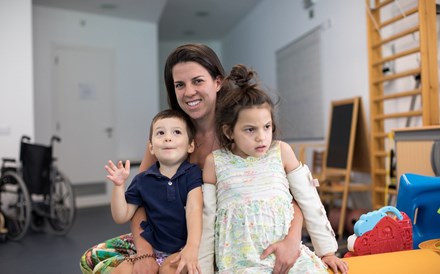 Lara Páscoa, com os dois filhos, que vêm duas ou três vezes por semana à Moita para tentar contrariar uma doença sem nome.