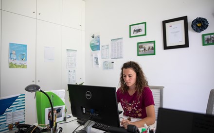 A psicóloga Marta Lopes trabalha na Linha Rara, auxiliada por uma base de dados repleta de informações sobre doenças raras.