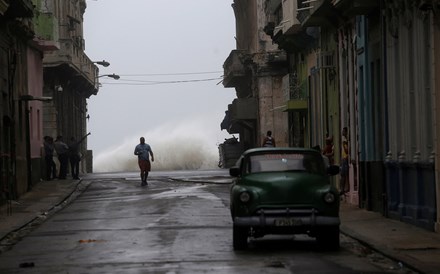 Furacão Irma reduzido a categoria 1 à aproximação de Tampa, Flórida