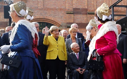 Merkel dá os parabéns a Schäuble e mantém silêncio sobre permanência nas Finanças