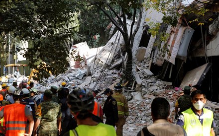 Embaixada sem notícia de vítimas portuguesas no sismo no México. Mortes subiram para 139