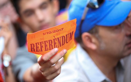 Independentistas preparam-se para votar enquanto Madrid se prepara para os impedir