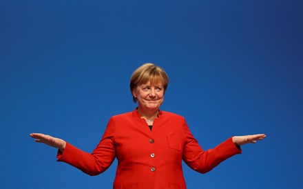 Merkel vence fragilizada com subida da extrema-direita