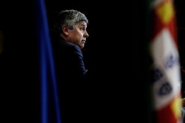 Governo afrouxa cativos no investimento e na educação