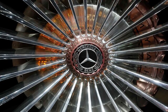 Lucros da dona da Mercedes recuam no terceiro trimestre