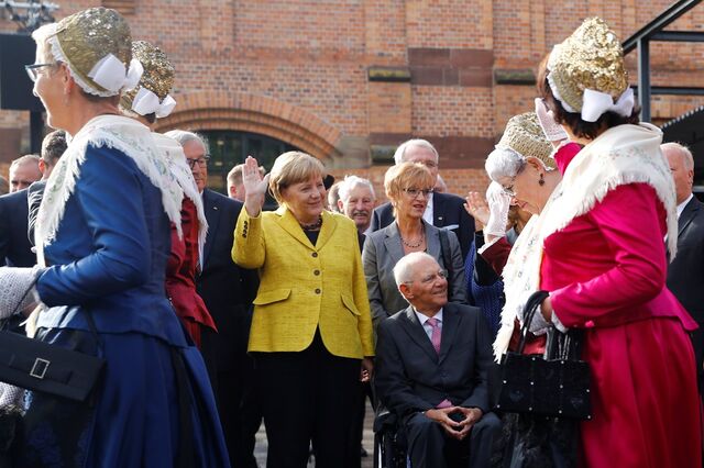 Merkel dá os parabéns a Schäuble e mantém silêncio sobre permanência nas Finanças