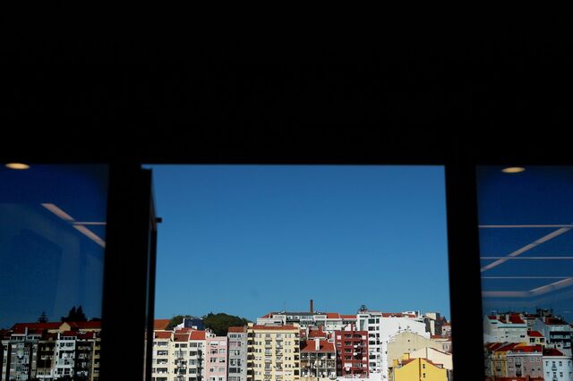 Governo cria apoio para habitação de famílias monoparentais e idosos