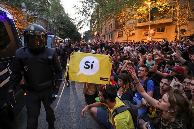 Catalunha: Polícia recebe instruções para selar locais de voto  