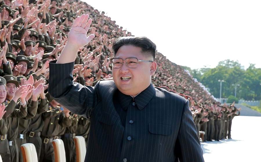 Kim Jong-un. O líder norte-coreano justifica os testes nucleares como um exercício de autodefesa e culpa os Estados Unidos e as suas “intenções hostis” por toda a situação. Diz que Washington vai receber “mais presentes”, eufemismo para testes nucleares.