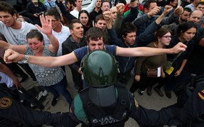 Festa, cravos, votos, confrontos e feridos: Houve de tudo na Catalunha