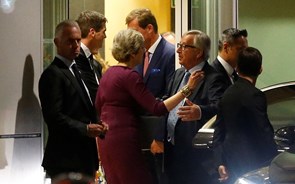 Jantar de May e Juncker não quebrou impasse do Brexit. Conclusão foi 'acelerar esforços'