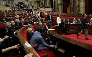 Partidos da oposição abandonam parlamento antes de ser votada a independência