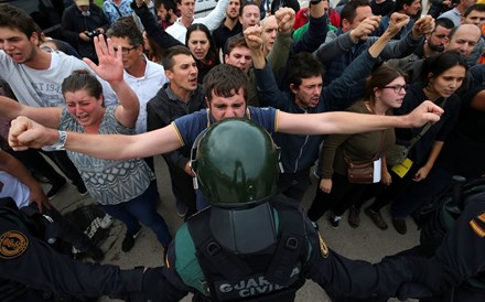 Catalunha: Bruxelas diz que “violência não pode ser instrumento na política'  