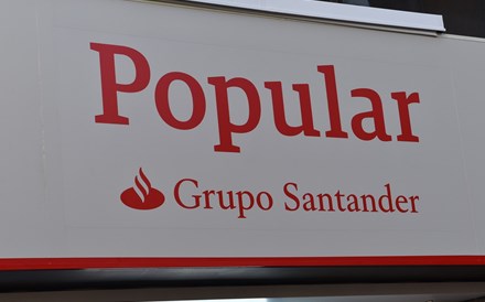 Popular com perdas de 13,6 mil milhões de euros no ano da venda ao Santander