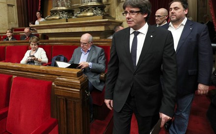 Puigdemont deixa independência em suspenso