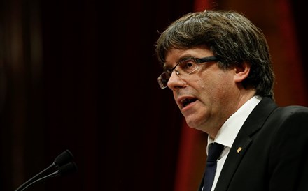 Puigdemont fica em prisão preventiva até juiz decidir sobre a sua extradição