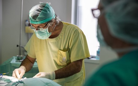 Na Unidade de Pequena Cirurgia instalada no novo edifício do Hospital de Santarém, os pacientes podem fazer, no mesmo dia da consulta, pequenas intervenções que apenas requeiram anestesia local, como excisões de quistos. Em média, já são realizadas cerca de 110 intervenções por mês, ajudando a reduzir as listas de espera. 