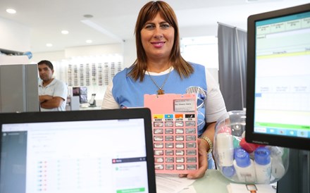 A fafense Manuela Mendes é uma das utilizadoras do sistema, que prepara a medicação do pai desde que sofreu o AVC.
