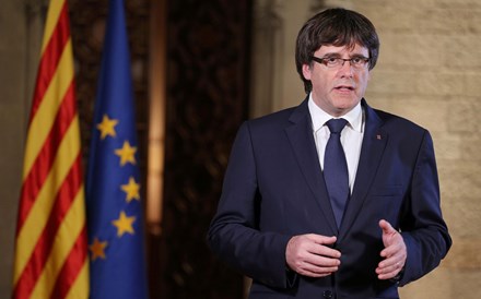 Puigdemont renuncia temporariamente à presidência e propõe Jordi Sanchez