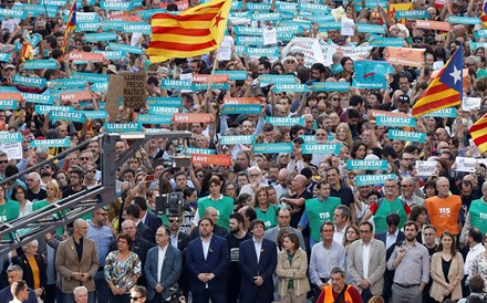 Governo e parlamento catalães acusados de rebelião. Puigdemont na Bélgica