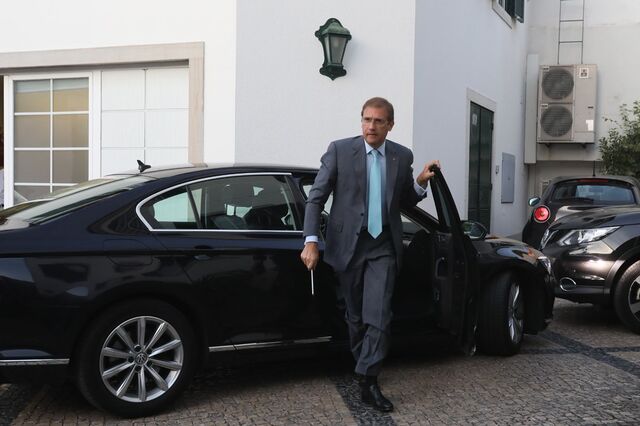 Passos pressionado a sair. Costa protege geringonça 