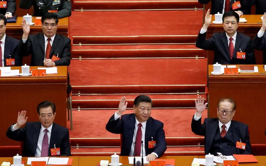 Na China teve recentemente lugar o seu 19º Congresso Nacional do Povo, no decorrer do qual Xi Jinping foi novamente eleito presidente chinês, com mais um mandato de cinco anos. O Comité Permanente do Politburo do Partido Comunista chinês, constituído por sete membros, prometeu a prossecução da reforma económica e um crescimento mais justo e igualitário por parte da China. Prevemos que a China venha a ultrapassar os EUA como a maior economia do mundo no final dos anos 2020, mas a liberalização harmoniosa dos mercados financeiros continua a ser um grande desafio para este país.
