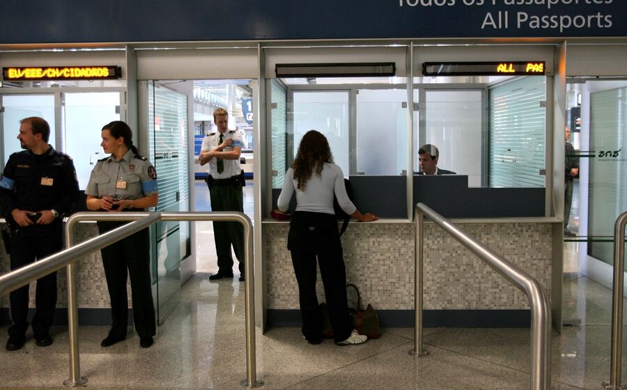 Passaportes SEF fronteira aeroporto 