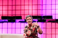 MARGRETHE VESTAGER
'NINGUÉM GOSTARIA DE ENCONTRAR A SUA EMPRESA NA PÁGINA QUATRO' DO MOTOR DE BUSCA  

A comissária europeia da Concorrência, Margrethe Vestager, dominou os primeiros momentos do Web Summit. Esteve na cerimónia de abertura, deixando logo o recado de que a Europa não é uma selva. As mensagens foram ouvidas em particular por gigantes como a Google ou a Apple, que já viram a mão pesada desta dinamarquesa. Um dia depois, voltou à carga. 'Empresas como a Google têm uma especial responsabilidade por causa da sua dominância', declarou, especificando que 'ninguém gostaria de encontrar a sua empresa na página quatro'. Por esta passagem por Lisboa ficou, ainda, o elogio aos processos da banca portuguesa, da CGD e Novo Banco.    
