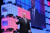 Al Gore
Um apelo
As alterações climáticas foram o tema de encerramento do Web Summit. Al Gore foi recebido em festa e mereceu grandes ovações. Condenou o seu país e Donald Trump por ter abandonado o Acordo de Paris. 'Há um movimento global que está a ser liderado pelas empresas. Mas em muitas partes do mundo, os políticos estão a atrasar esta revolução', afirmou. 'Mas eu disse que não ia falar da política do meu país'. Preferiu, depois, fazer um apelo a quem naquela sala o ouvia. 'Há três questões importantes: Temos mesmo de mudar? A resposta é sim. Podemos mudar? A resposta é um grande sim. Vamos mudar? É a mais importante. O propósito de estar aqui não é entreter-vos. É recrutar-vos para serem parte da solução para a crise do clima. Temos de mudar, temos como mudar e, com a vossa ajuda, vamos mudar', concluiu. Os aplausos poderão indiciar que foi escutado. Saiu do palco Al Gore, entrou Marcelo Rebelo de Sousa. 'Não é justo falar depois de Al Gore e em cinco minutos. Mas vou tentar'. E agarrou a audiência. Deixou o apelo para que o Web Summit fique mais anos em Portugal. E despediu-se com um 'até já'. Para o ano há mais. 
