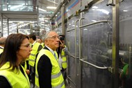 Marcelo Rebelo de Sousa e Ana Teresa Lehmann na linha de enchimento da Super Bock.