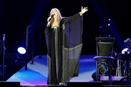 10 - Barbra Streisand – 30 milhões de dólares