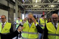 Marcelo Rebelo de Sousa prepara a entrada na fábrica, ladeado por Rui Lopes Ferreira e Manuel Violas. 
