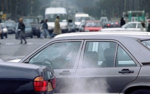 Bruxelas declara guerra aos carros poluentes com críticas do sector