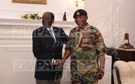 Robert Mugabe presente em público pela primeira vez desde golpe militar  