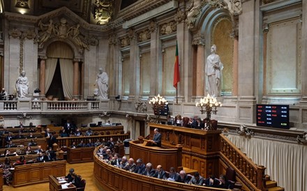 Parlamento aprova alargamento dos serviços mínimos das contas bancárias