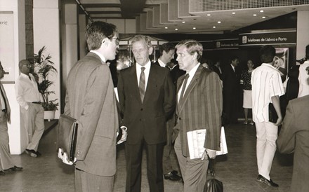 1989 Assembleia-geral do Banco Totta & Açores. Mesmo antes do regresso de Afonso Pinto de Magalhães a Portugal, já Belmiro de Azevedo comandava a Sonae e a Novopan, reforçando negócios e investimentos. 