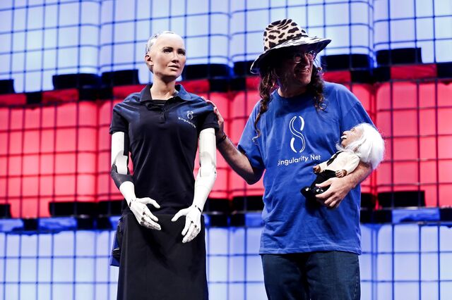 Robô Sophia voltou ao Web Summit e pôs a plateia de pé