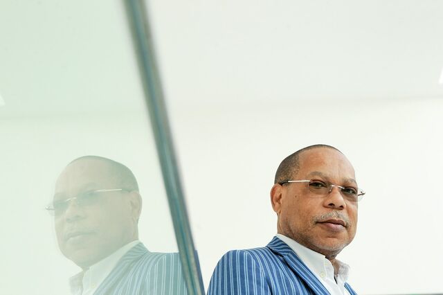 Presidente angolano exonera administração de todas as empresas públicas de comunicação social
