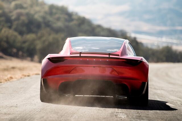 Foguetão da empresa de Musk parte para o espaço com automóvel a bordo