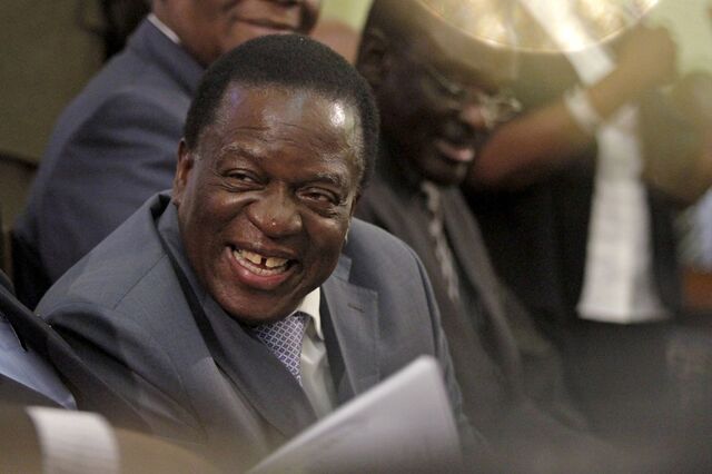 Zimbabué: Antigo vice-presidente Mnangagwa regressa hoje ao país 
