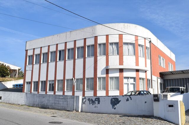 Patrão fecha terceira fábrica de calçado em nove anos sem avisar trabalhadores