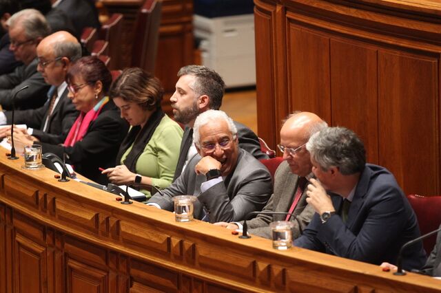 Governo critica direita e deixa recado a Marcelo